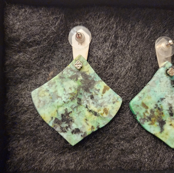 NWT Kendra Scott Green Stone Earrings - Picture 2 of 5